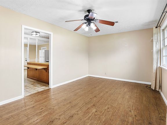 4th image of 901 SE 1st St