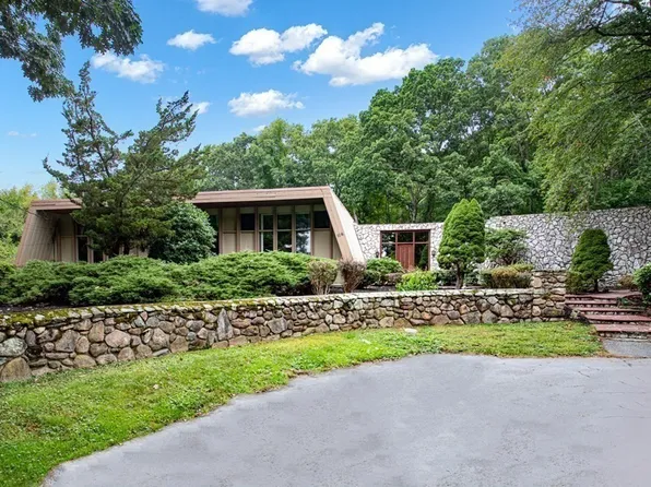 166 Lourdes Rd, Somerset, MA 02726