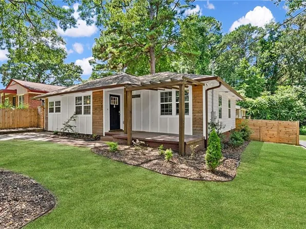 566 Woods Dr NW, Atlanta, GA 30318