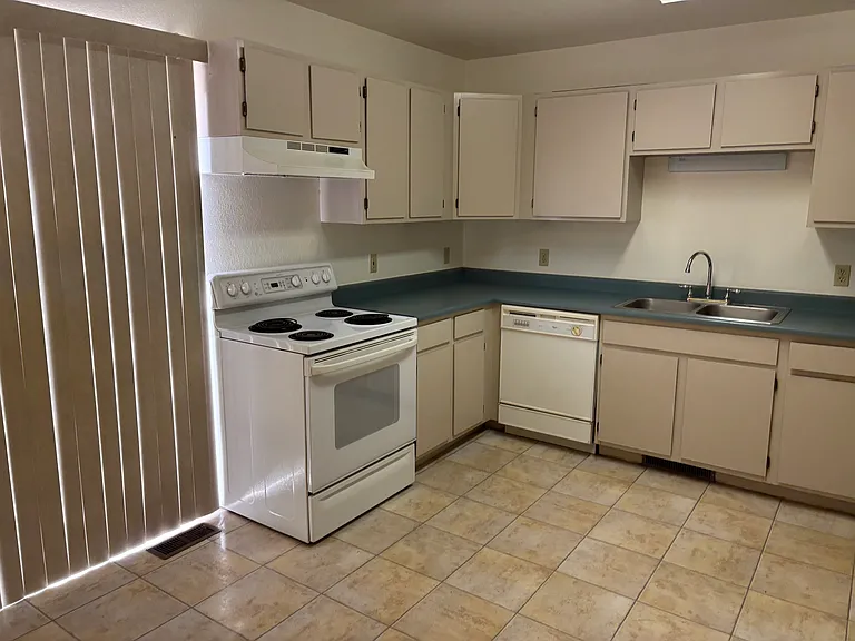610 S Cedar St — Photo 10