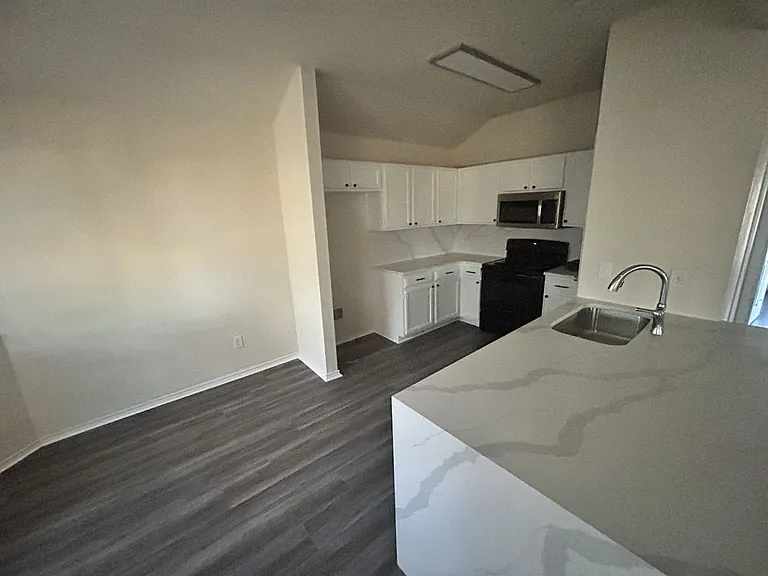 5106 Glennwood Dr — Photo 3