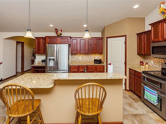 5th image of 4811 NE Hillcrest Ct