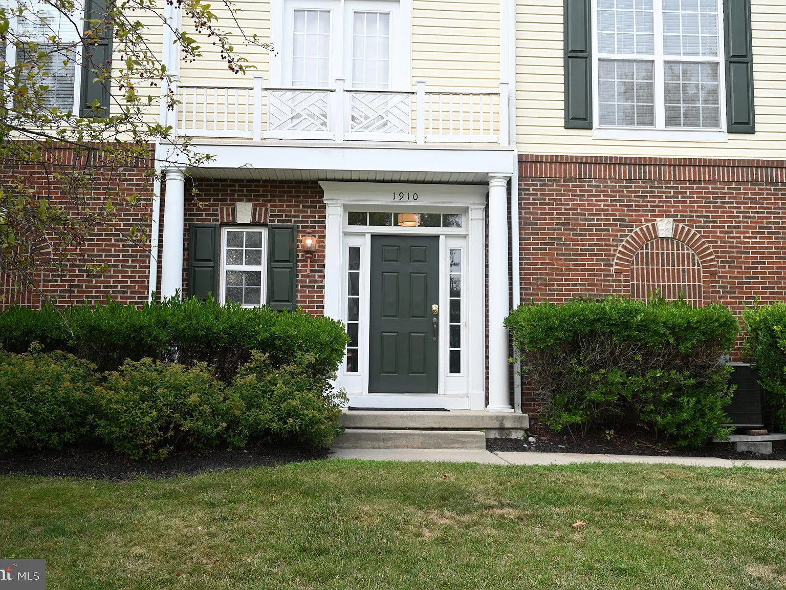 3 bed, 2.5 bath, 2080 sqft, $3,300 — Photo 4
