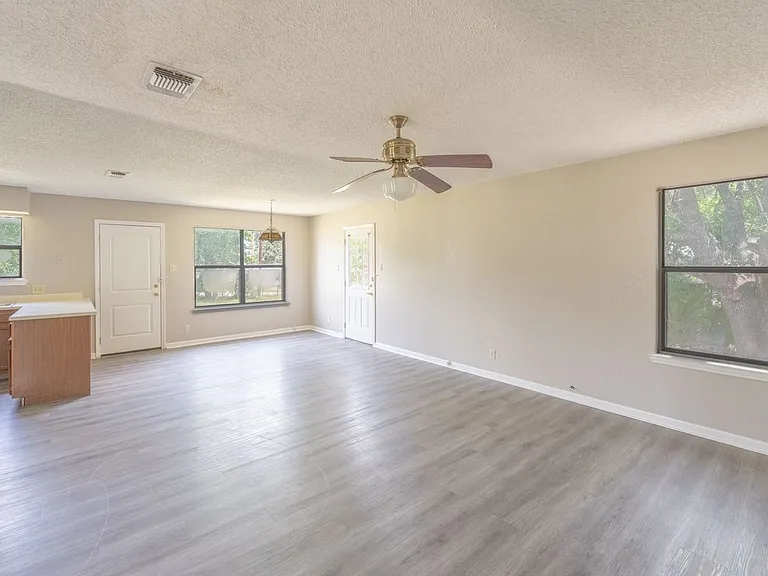 1515 Geneva St — Photo 4