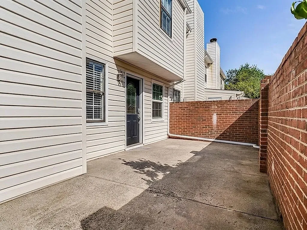 5 bed, 2.5 bath, 1800 sqft, $3,280 — Photo 1