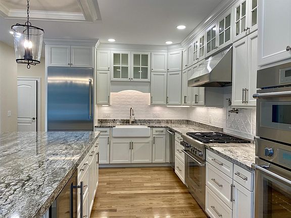 4th image of 6 Hobart Ln