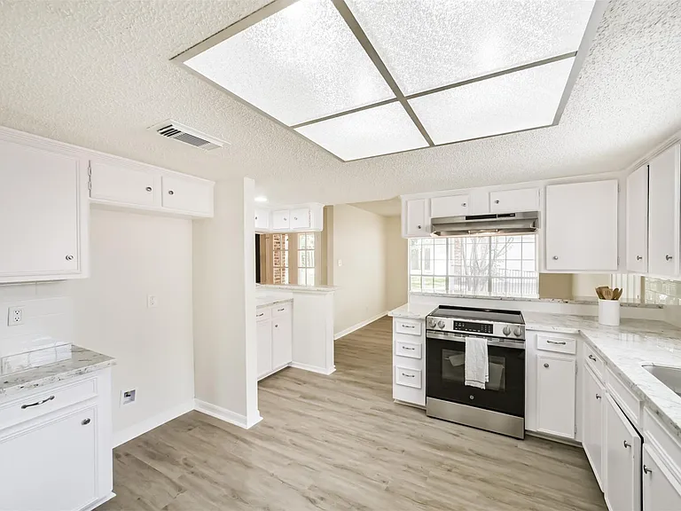 1011 Baltic Ln — Photo 12