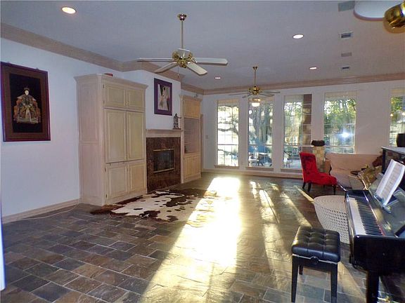 3rd image of 820 Sylvan Dr