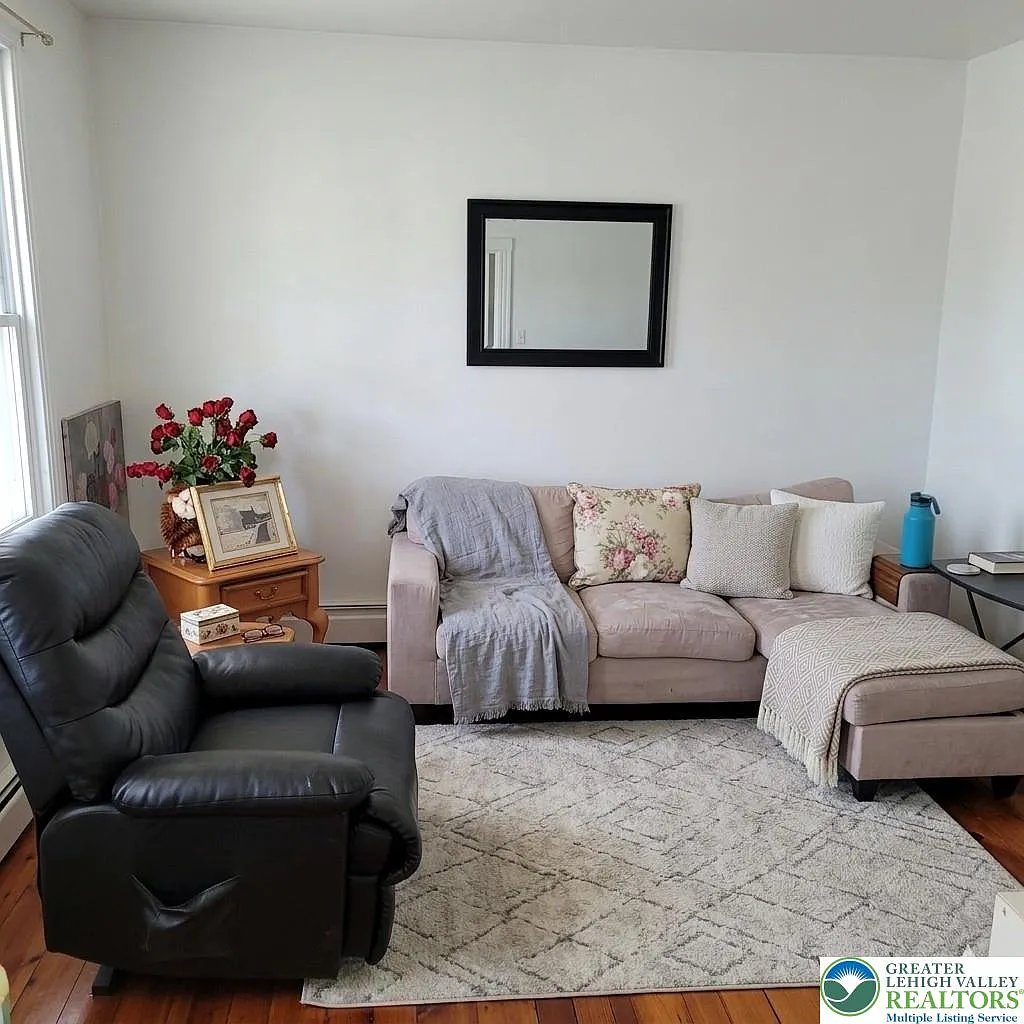 3 bed, 1.5 bath, 1744 sqft, $2,200 — Photo 3