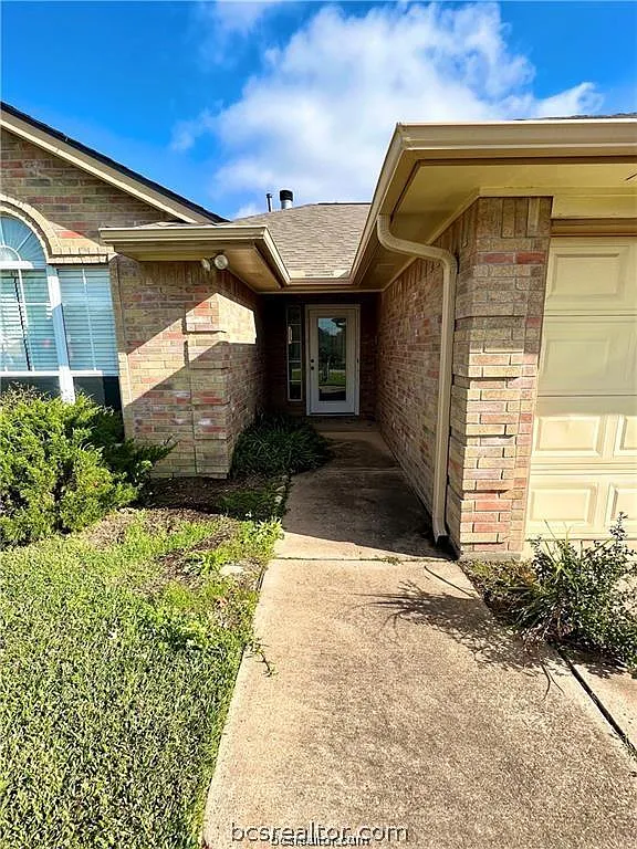 3 bed, 1405 sqft, $2,200 — Photo 2