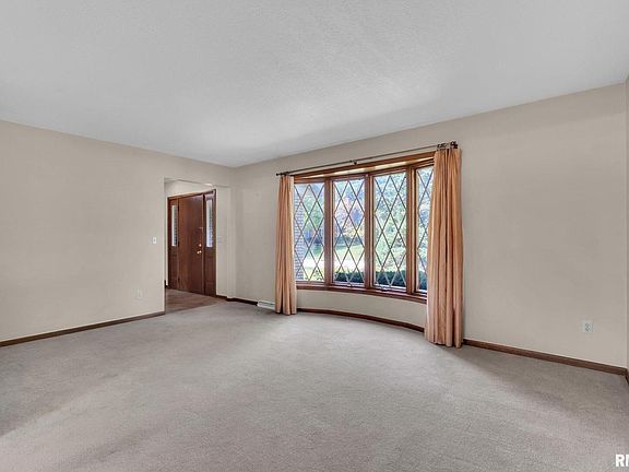 5th image of 4405 Amesbury Dr