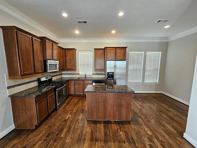 Fully equipped kitchen with a breakfast nook