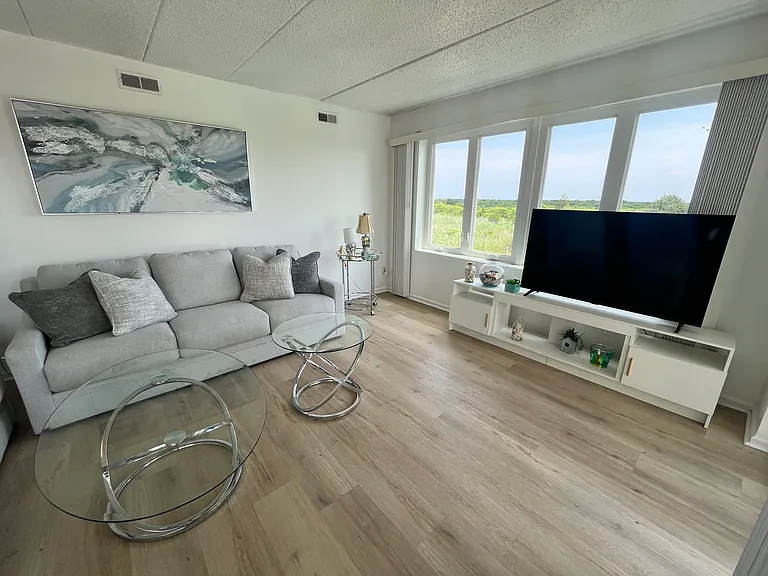 4600 W Brigantine Ave #305 — Photo 2