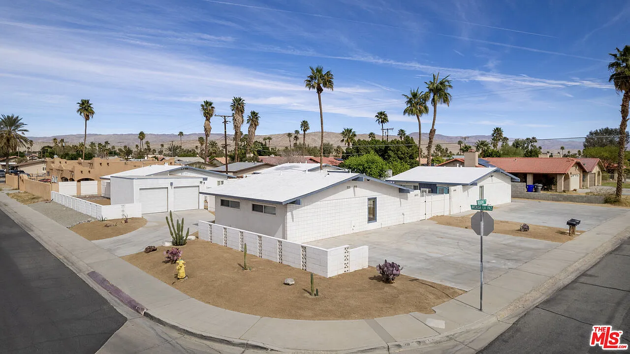 2 bed, 1.0 bath, 800 sqft, $2,200 — Photo 1