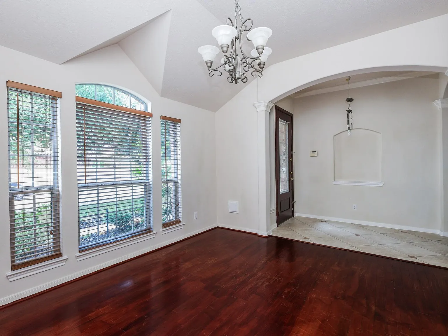 3 bed, 2.0 bath, 2425 sqft, $2,500 — Photo 2