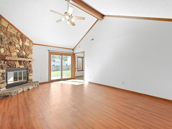 4th image of 833 Laurel Hill Pl