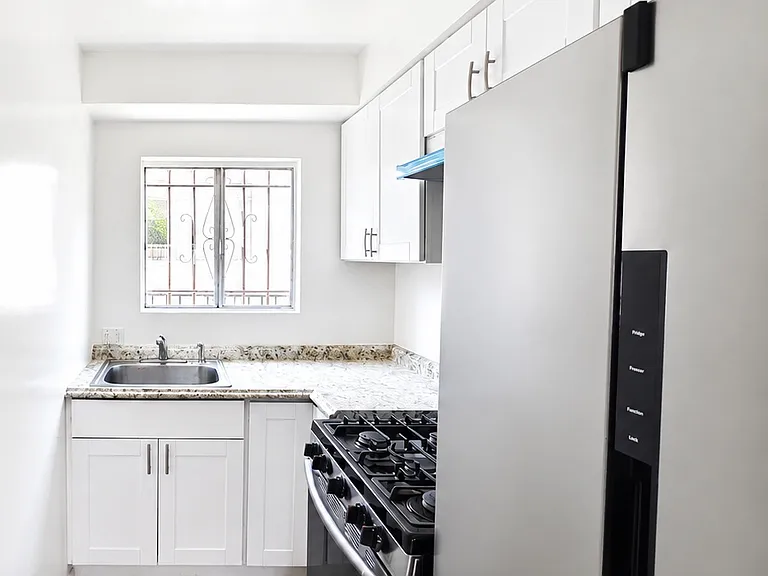 2672 S Redondo Blvd — Photo 3
