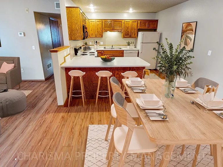 Teakwood Apartments — Photo 5