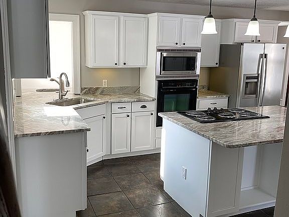 Kitchen w island & built ins
