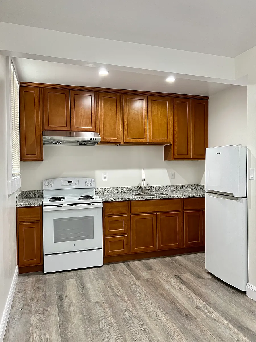 Building Photo - 1435 1st Ave #8