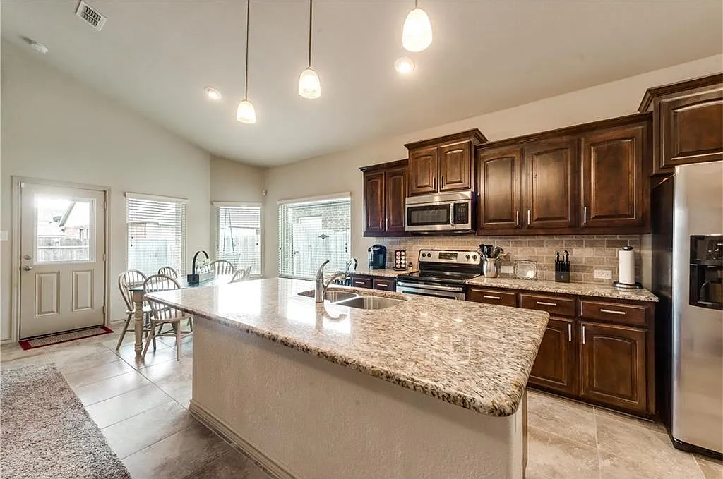4 bed, 1793 sqft, $2,475 — Photo 4
