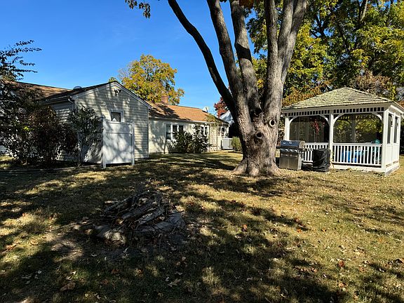 3rd image of 102 Lee Dr