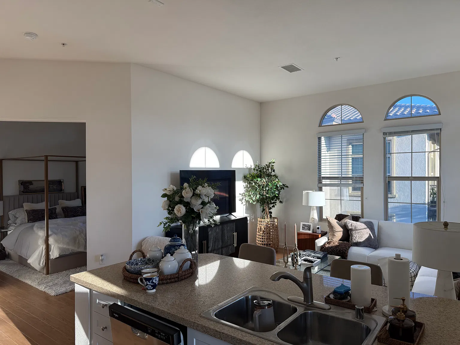 2 bed, 896 sqft, $4,150 — Photo 2