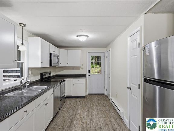 3rd image of 706 Foxtown Hill Rd