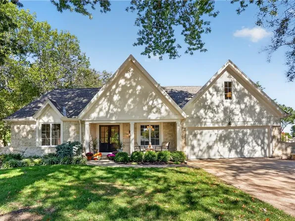12710 Pembroke Ln, Leawood, KS 66209