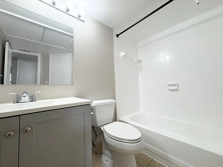 380 Lakepointe Dr #204 — Photo 14