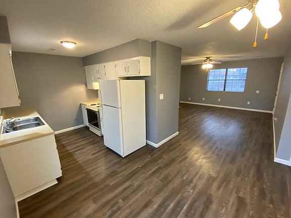 4th image of 211 N Pindwood Ln