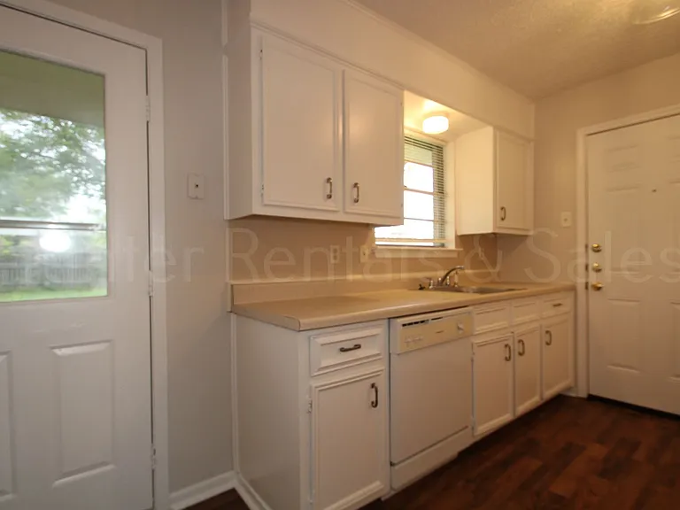 1905 Sherman Dr — Photo 9