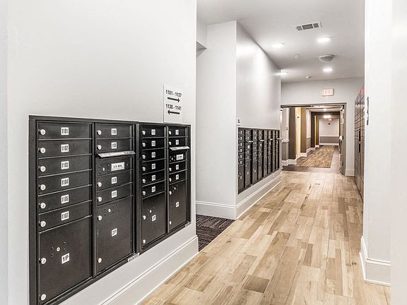 Amazon Locker Hubs