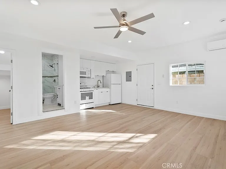 8438 Gloria Ave — Photo 6