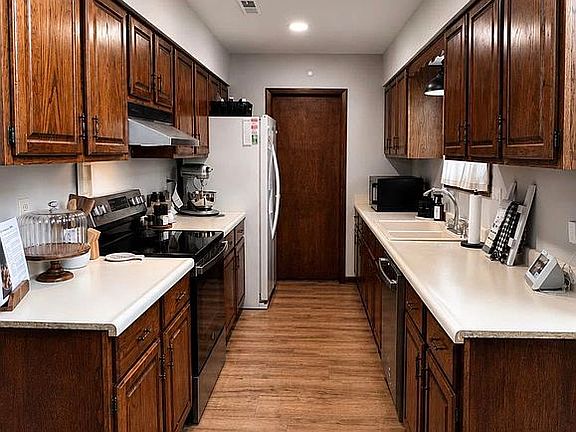 3rd image of 1209 Languille Ave E