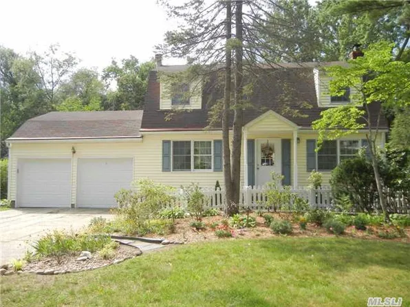 14 Crescent Pl, Smithtown, NY 11787