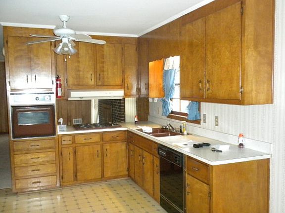 2nd image of 3841 Lucerne Dr