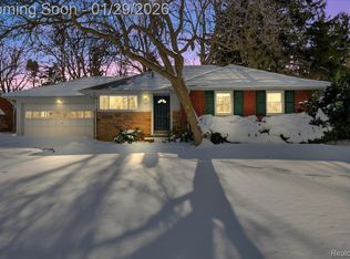 62 Barrington Rd, Bloomfield Hills, MI 48302