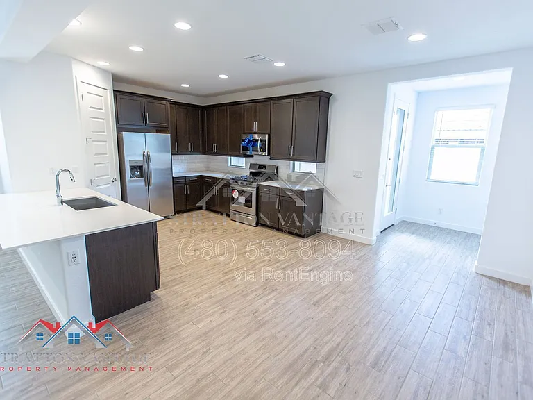 2304 E Kelly Dr — Photo 10