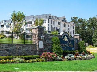69102 Spruce Pond Cir, Plainview, NY 11803