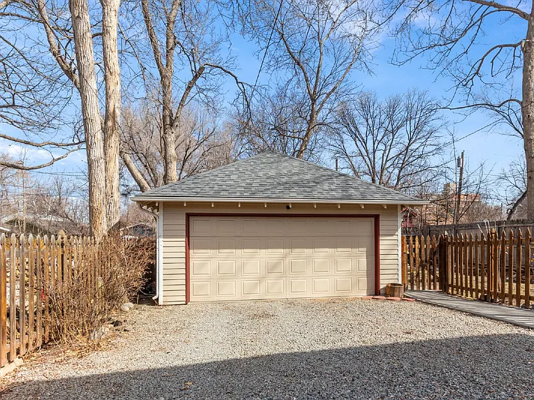 632 Bross St — Photo 37