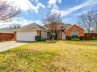 909 NW Park Meadow Ln, Burleson, TX 76028