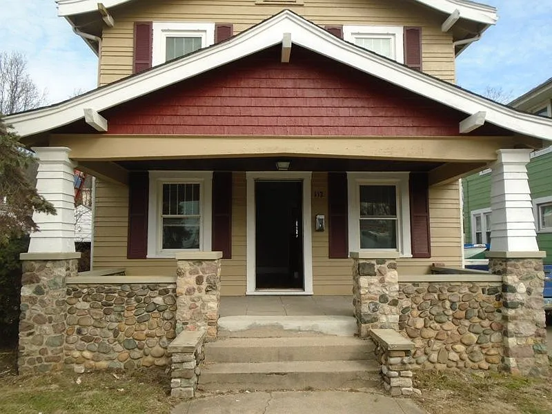 112 Elvin Ave photo 1