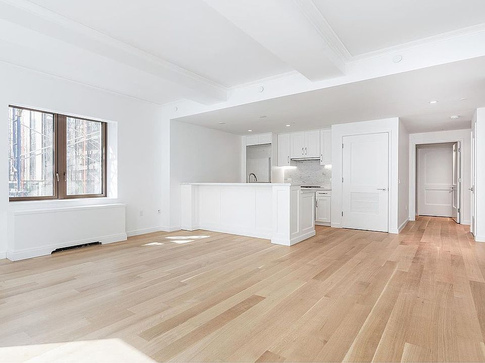 1st image of 225 E 19th St #806