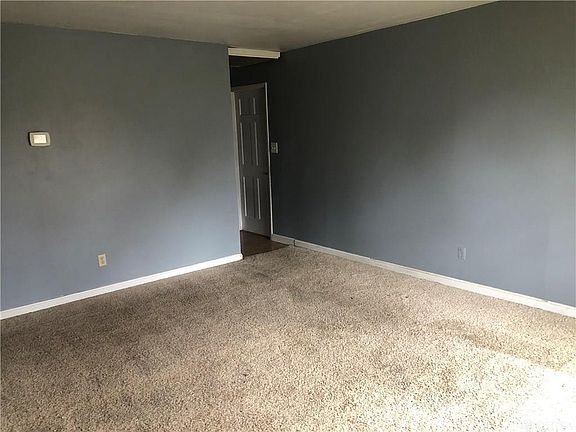 5th image of 300 Brownstone Dr