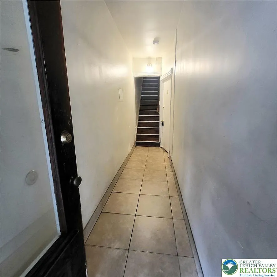 2 bed, 1.0 bath, 700 sqft, $1,350 — Photo 2