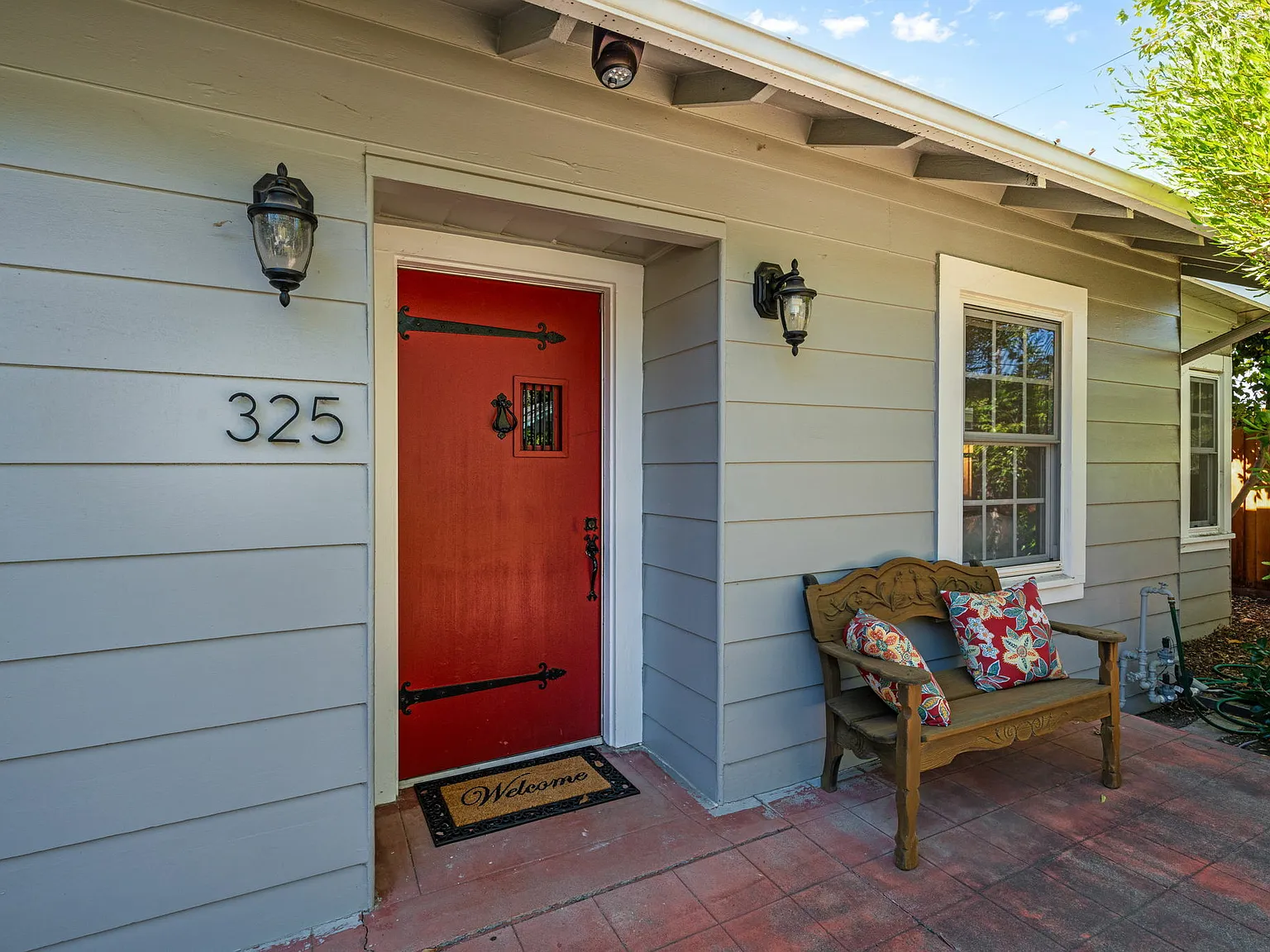 2 bed, 1.0 bath, 1081 sqft, $4,200 — Photo 2
