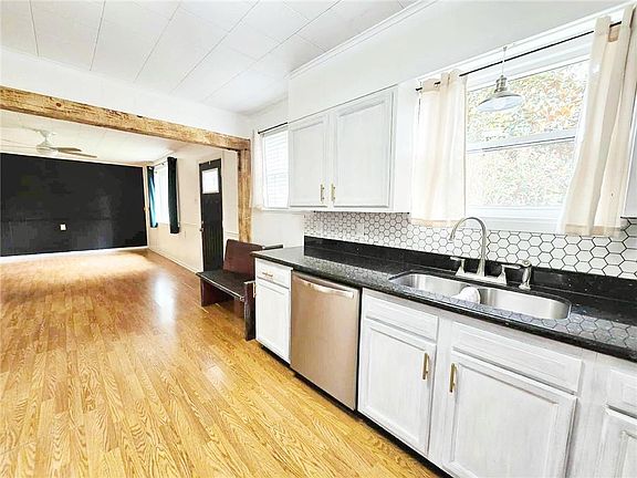 4th image of 42145 Garden Dr