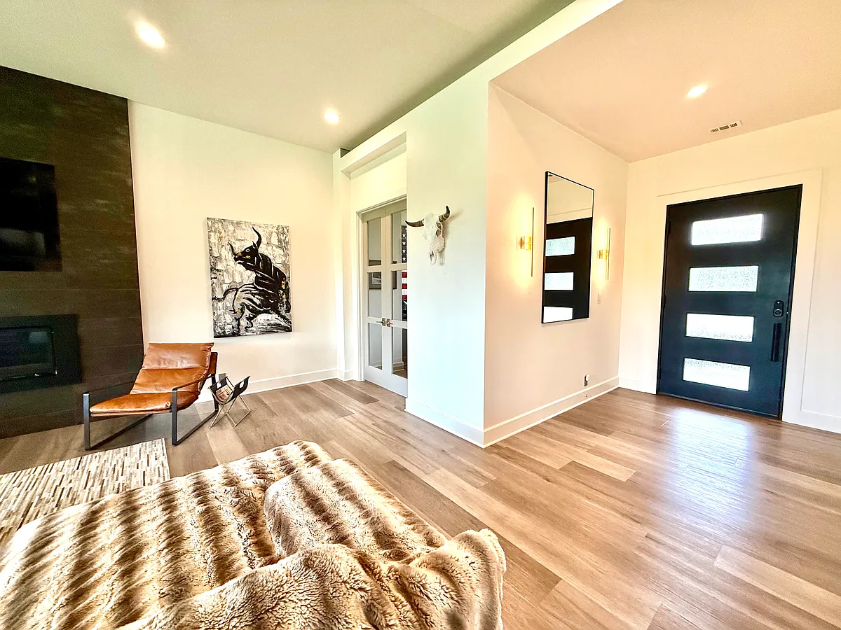 ENTRY AND OFFICE - 1405 Hi Cir S
