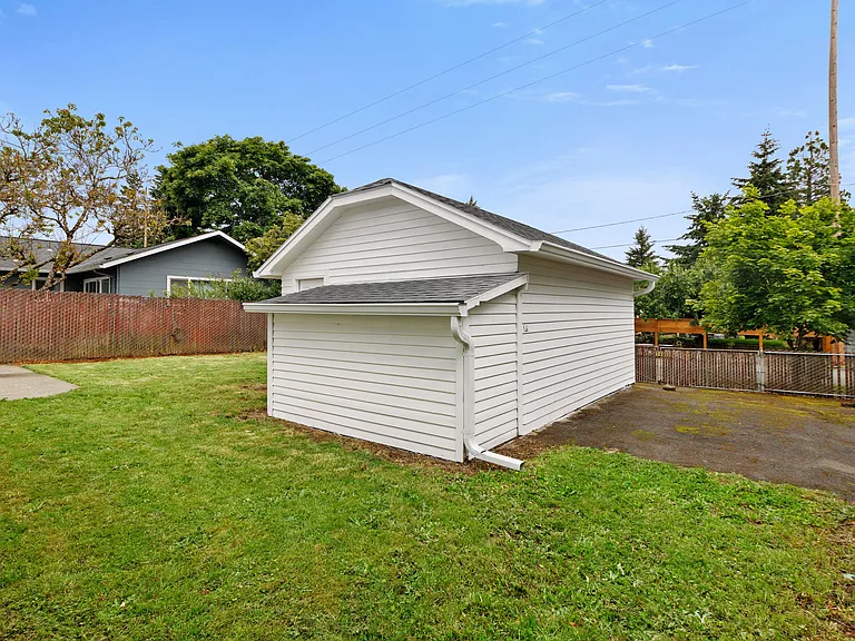 3715 NE Roselawn St — Photo 18
